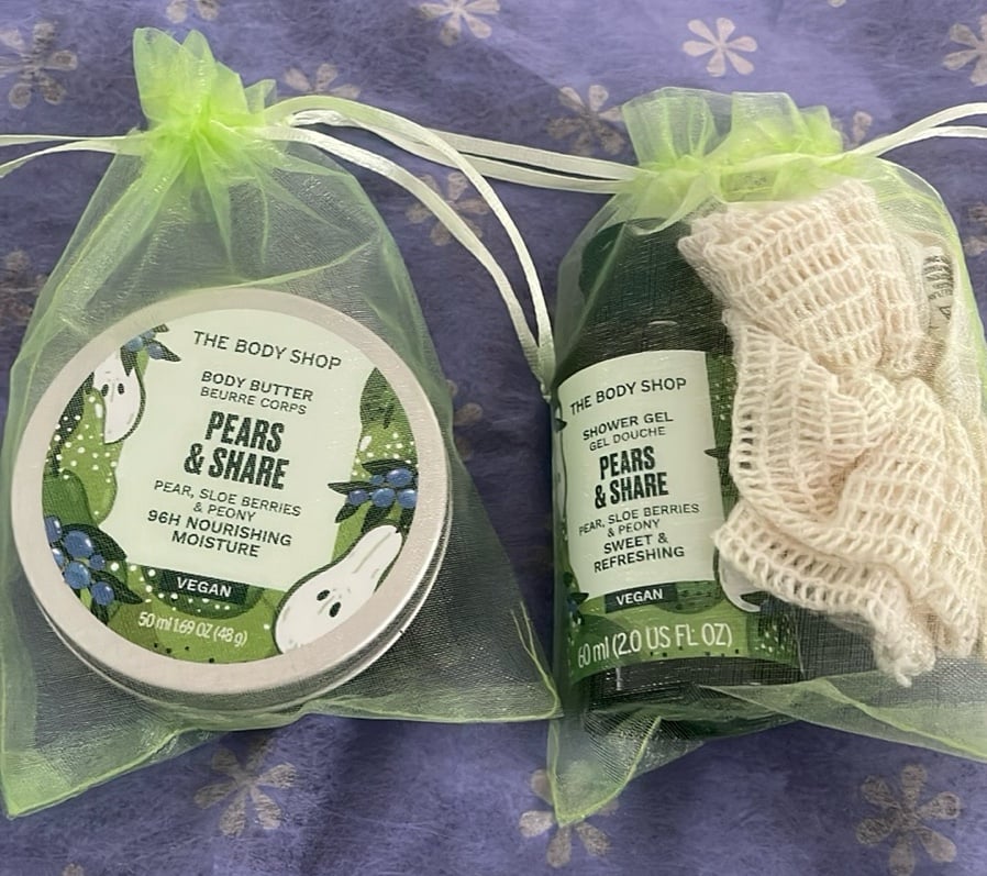 NWOT - The Body Shop Pear & Share travel kit. Small shower gel and body butter. 6qWSPafFC