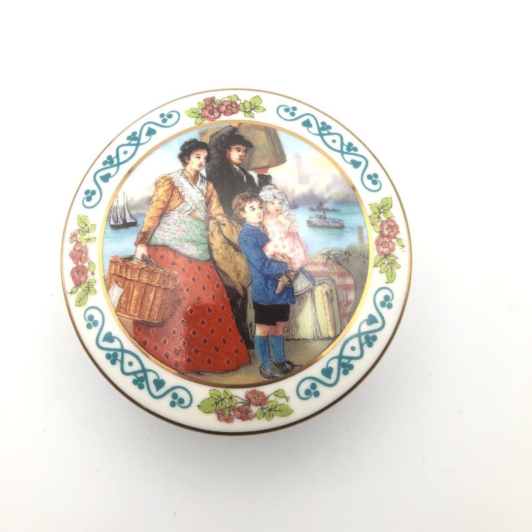 Vintage Fleetwood Collection Hand Painted Porcelain Music Box #885 