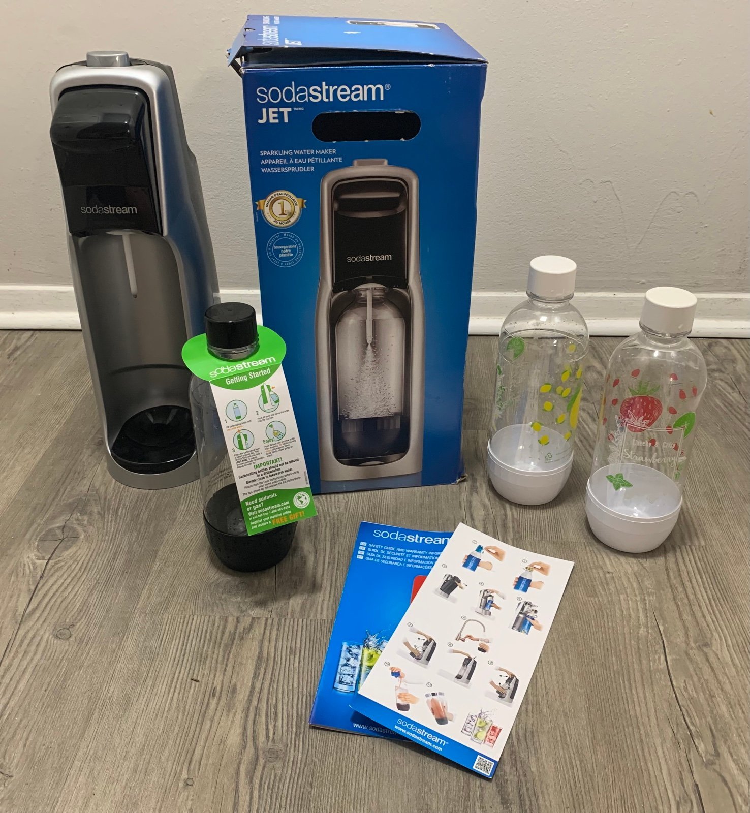 SodaStream Jet Sparkling Water Maker, Bundle with bubly drops, Black Silver 48O6KqiJX