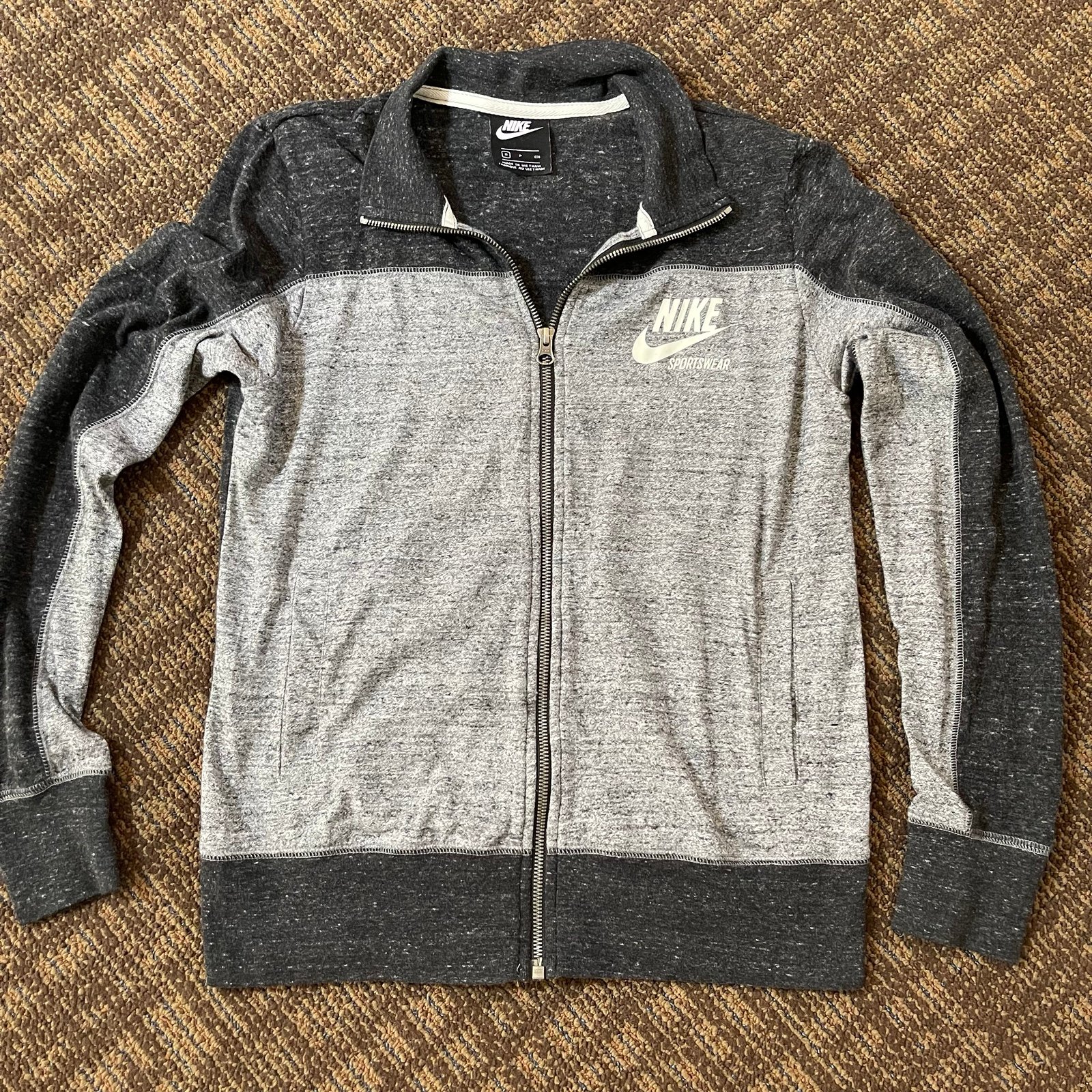 Nike Running Jacket Gray and Black Small EUC.Pre-owed gently used. In good condi An8XAC7TT