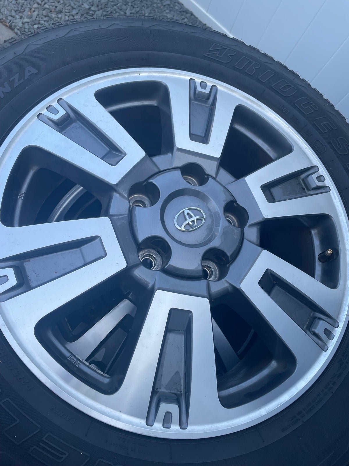 Toyota  tundra wheels and tires 8ZUB1E4Go