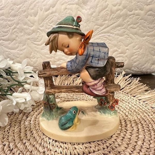 Hummel Goebel Vintage Retreat to Safety Figurine Boy Cl