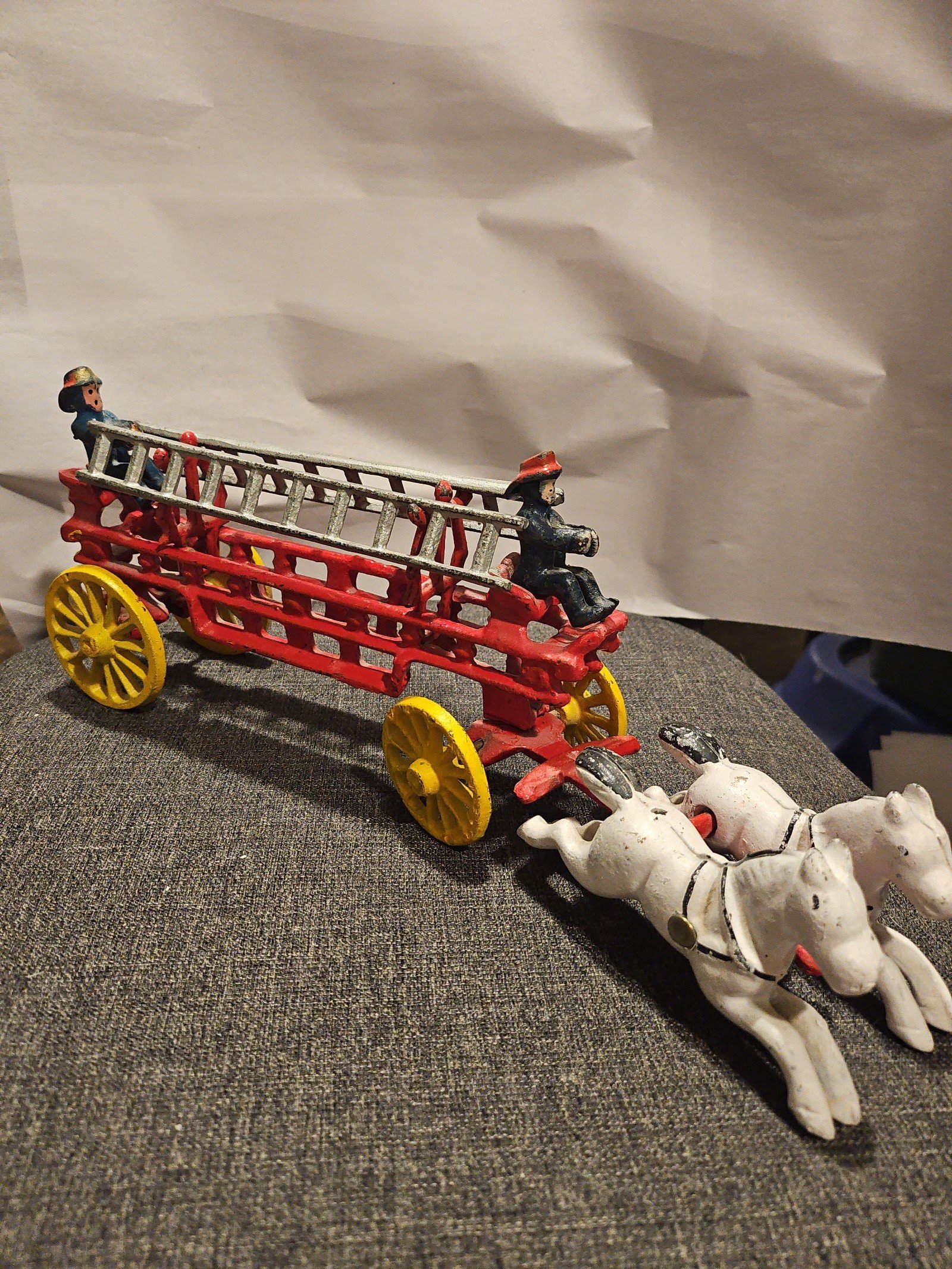 Antique Cast Iron Horse Drawn Fire Truck Engine Wagon Toy w/ Ladders Firemen 17CiULWaI