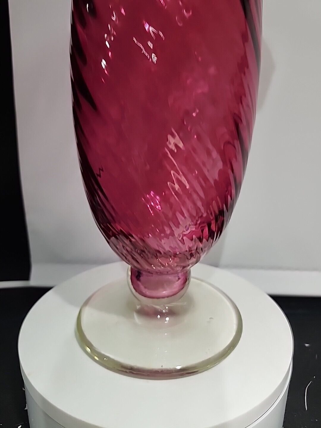 Large ROSSI STUDIO ART GLASS Canada Cranberry Spiral Optic VASE Niagra Falls 11