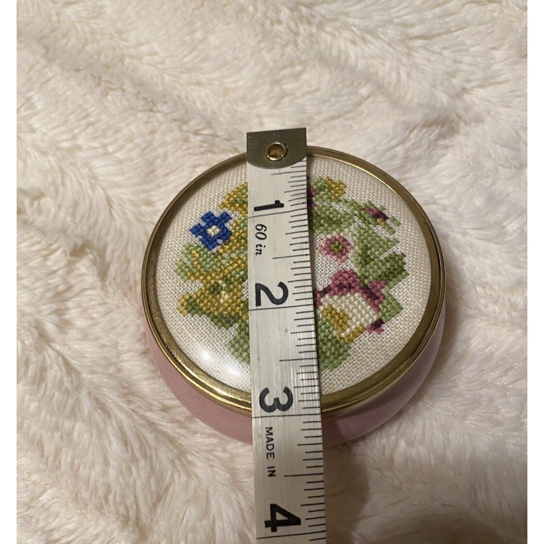 Vintage Framecraft Porcelain Trinket Box Floral Needlepoint Lid Made in UK fVgpFNFxB