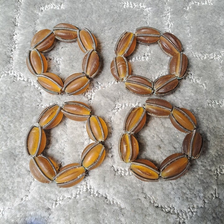 VINTAGE AMBER SEA GLASS SILVERTONE WIRED BEADS NAPKIN HOLDER RINGS SET OF 4 fOIhnDXIS