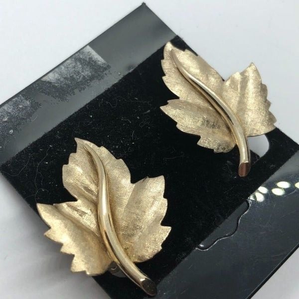 Bergere Vintage Gold Tone Leaf Clip On Earrings & Brooch Matching Set FtgGS7VpS