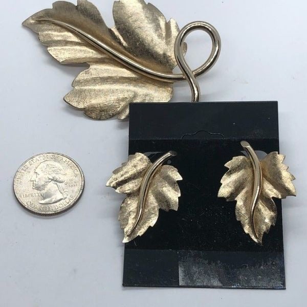 Bergere Vintage Gold Tone Leaf Clip On Earrings & Brooch Matching Set FtgGS7VpS