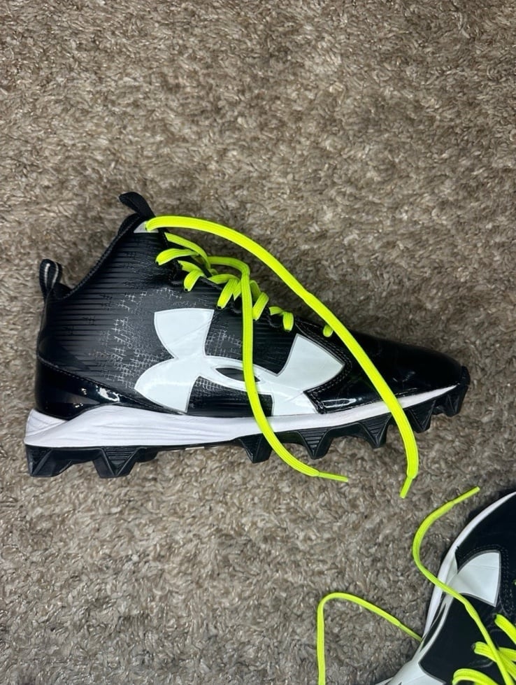 NEW Under Armour Soccer cleats - Black n White - Size 6