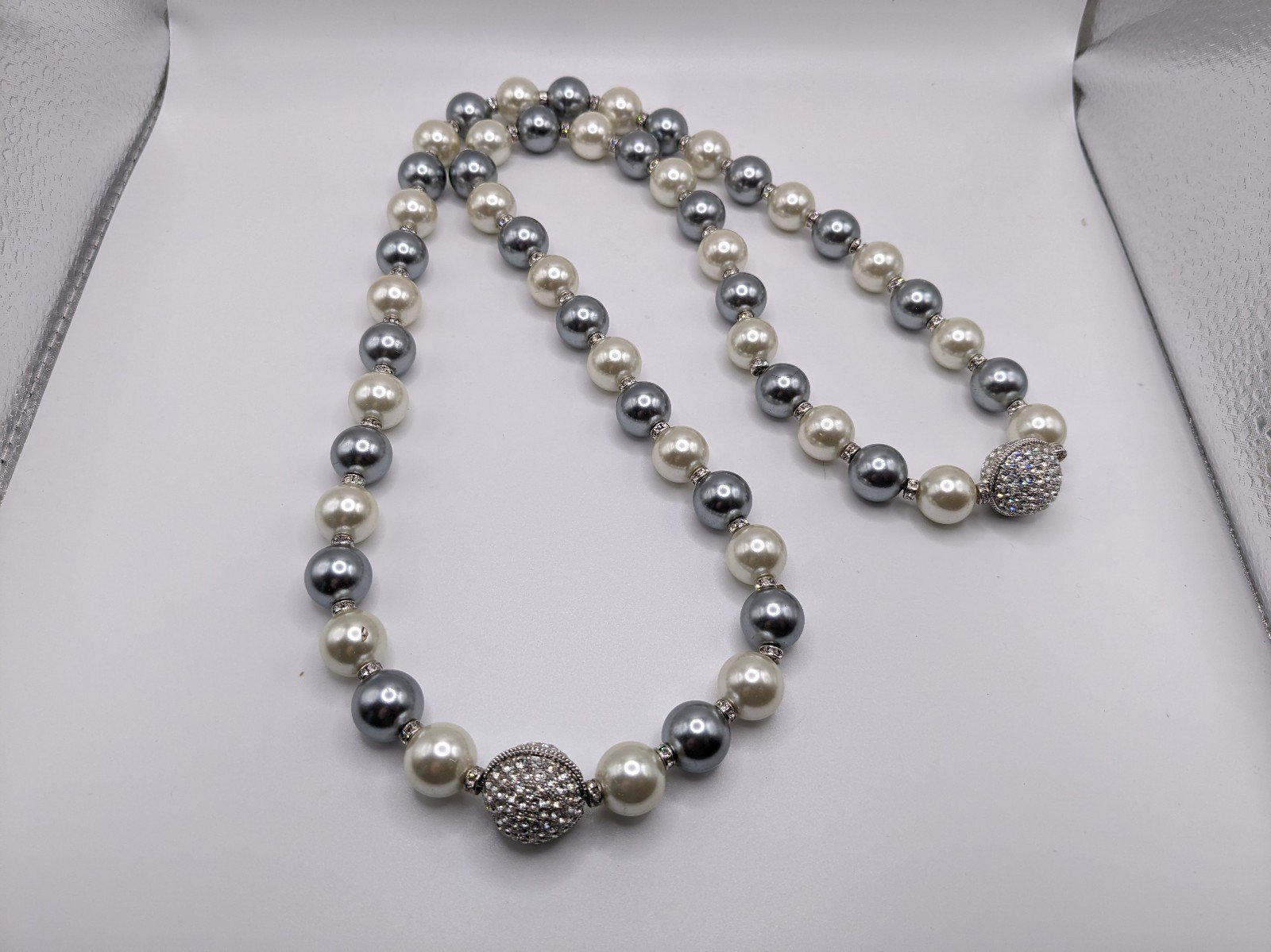 Avon Faux White and Gray Pearl Statement Necklace 97o1dyBe4