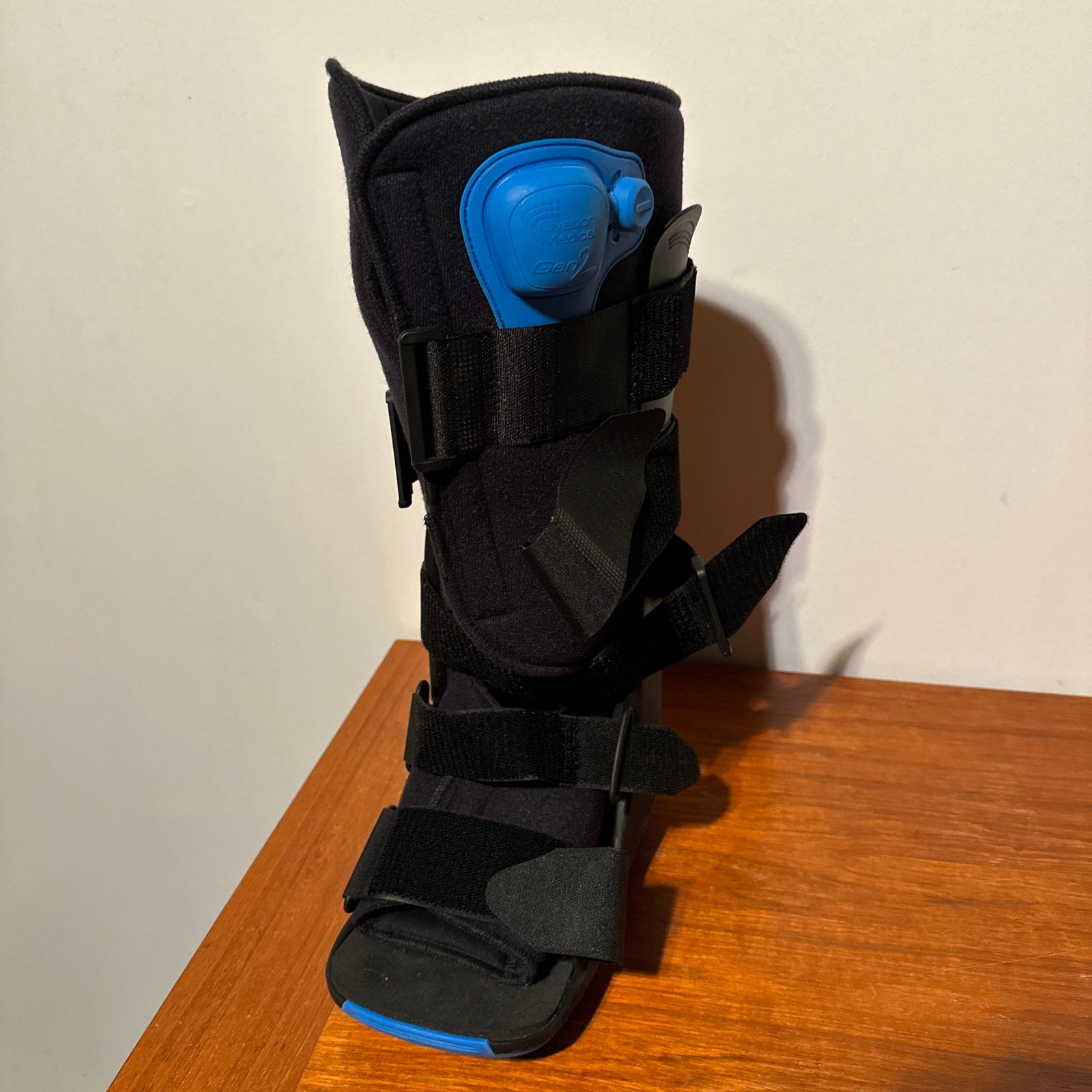 Ovation Medical Walking Boot SHOCKPOD With A Pump Size 