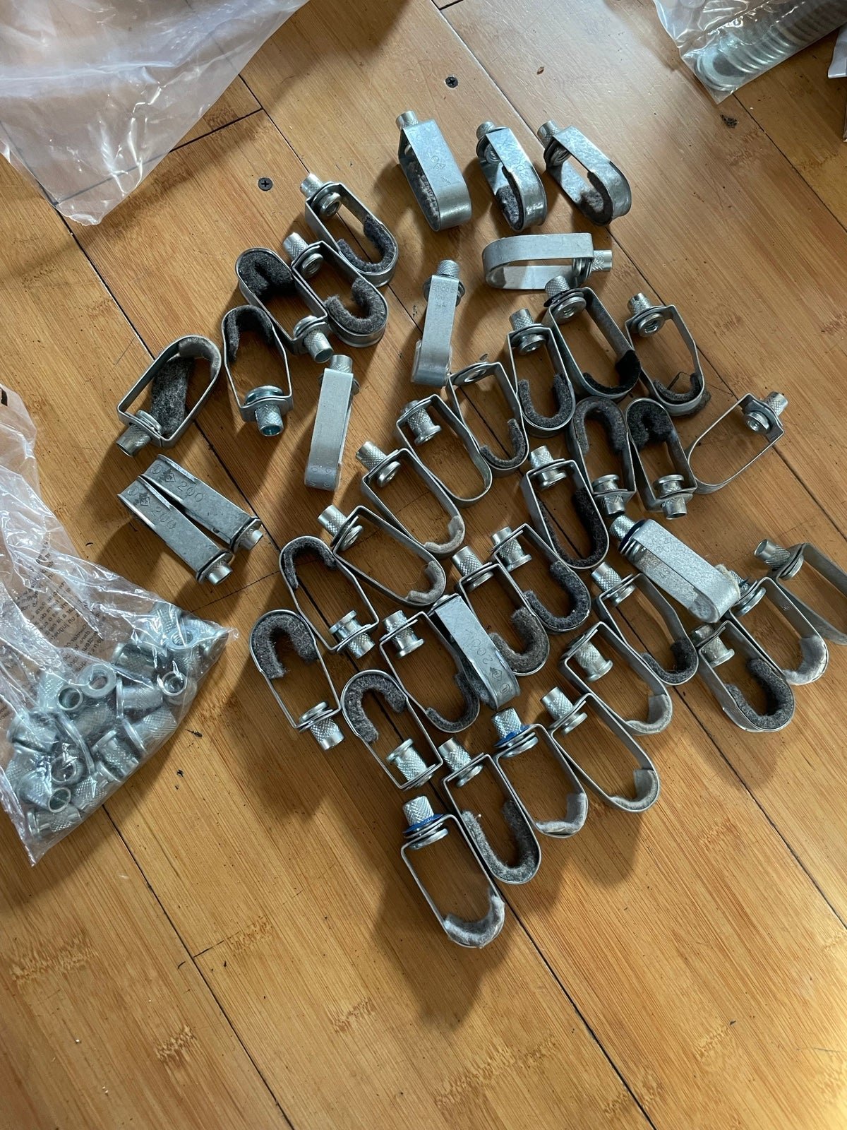 Swivel pipe hangers 1/2” - 3/4” bulk lot Blm7swqxZ