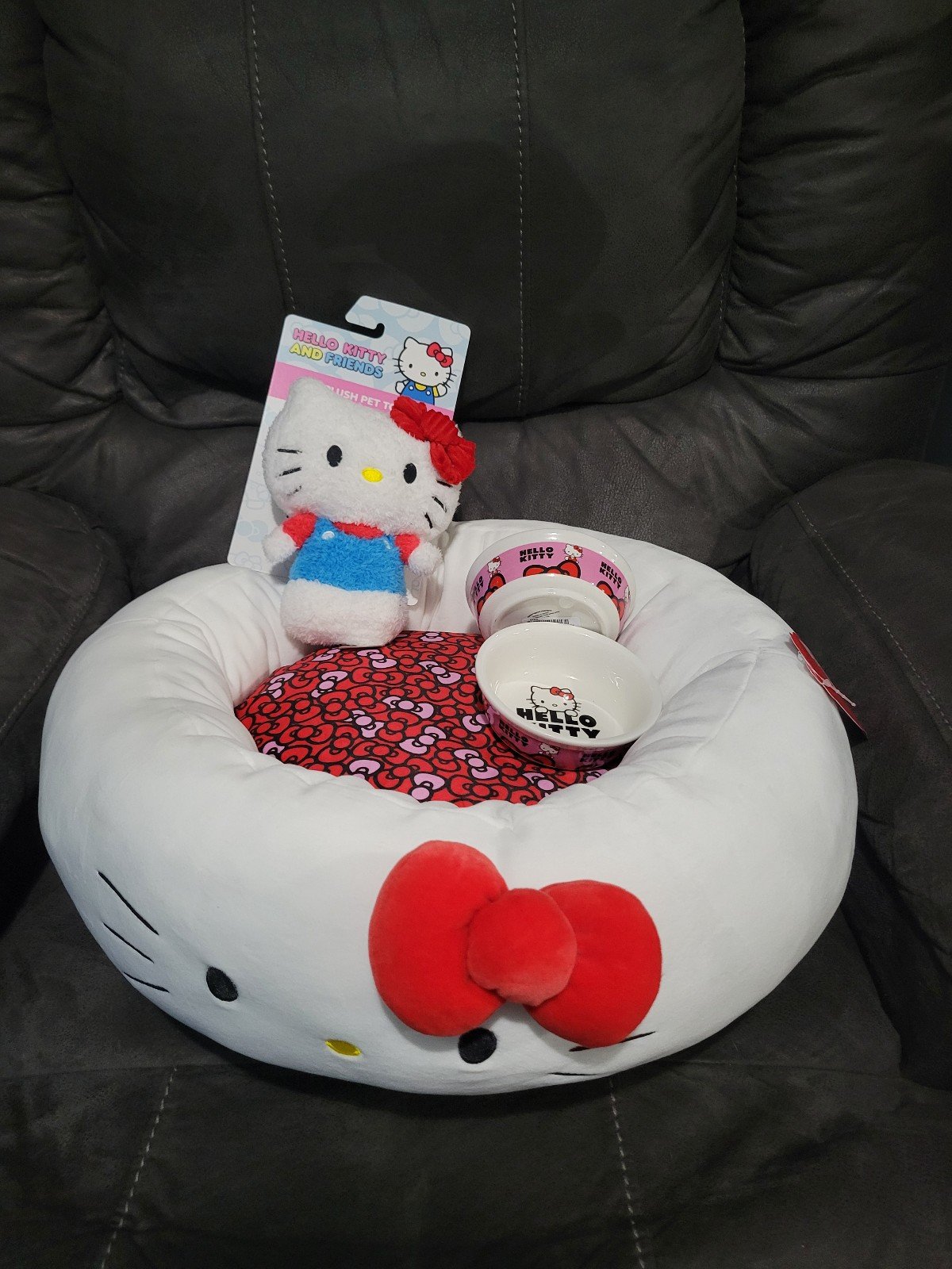 Hello Kitty pet bed with bowls and toy bundle 8ZxnkmKEI