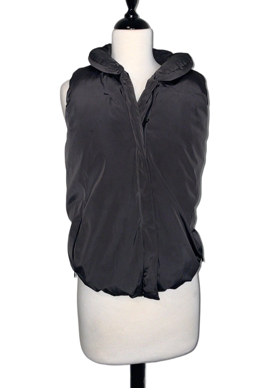 GAP puffy vest in black with gray inner cotton lining i