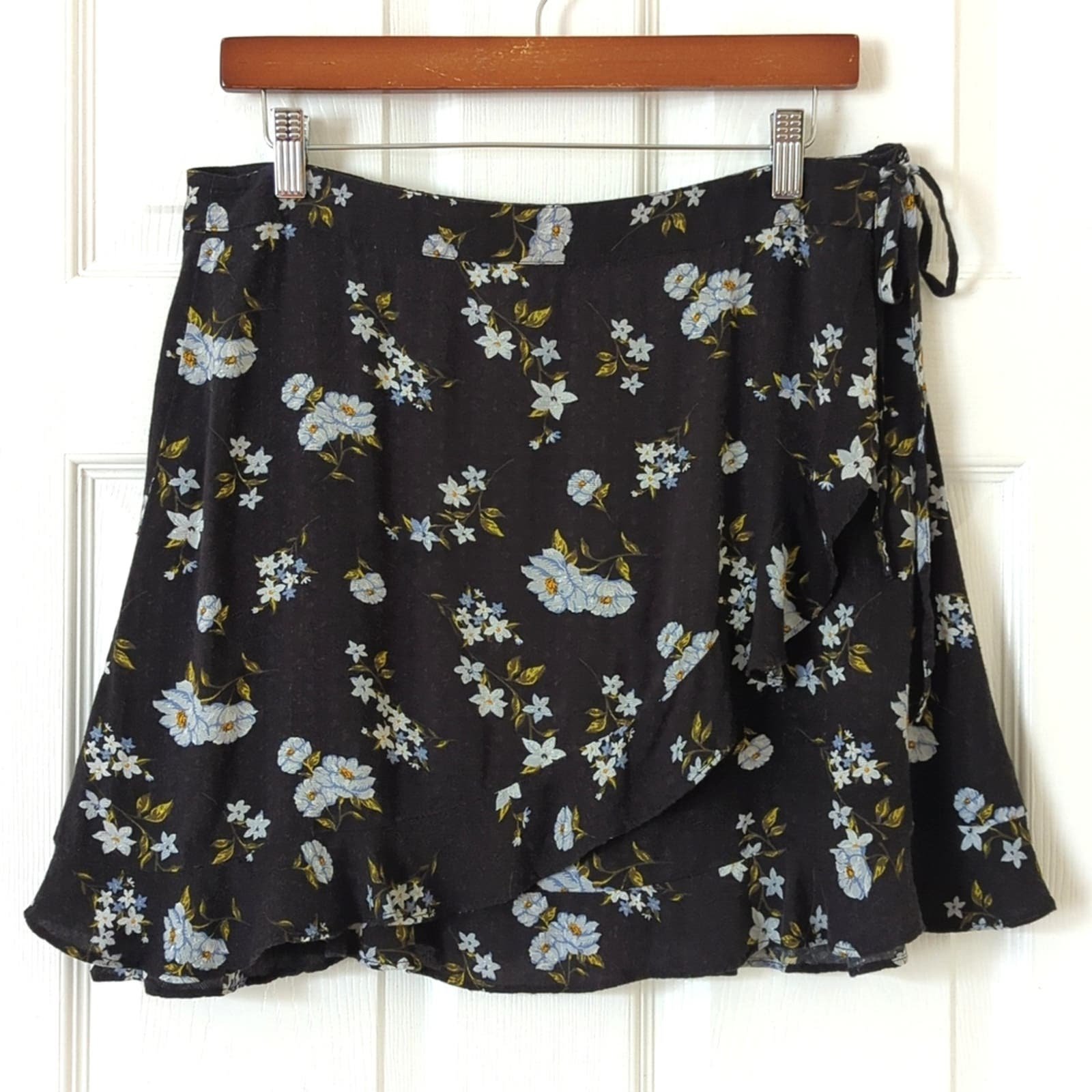 American Eagle Dainty Floral High Waisted True Wrap A-L