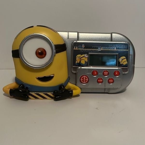 Despicable Me Minion Night Glow Alarm Clock with Speech Sound & Effects Lights FeVPhn4XX