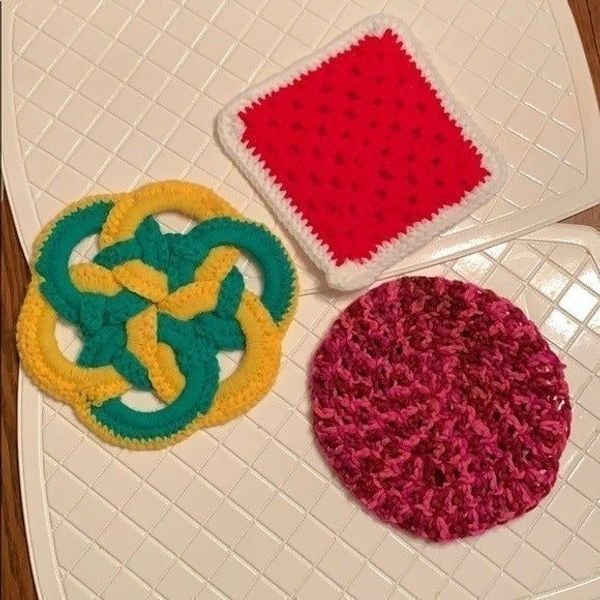 Vtg 3 crocheted yarn trivets/pot holders GJF0LEPzi
