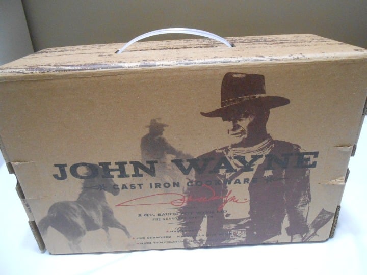 NIB John Wayne Cast Iron 2 Qt. Sauce pan w/ lid indoor campfire pizza oven safe 7CiSAXQWP