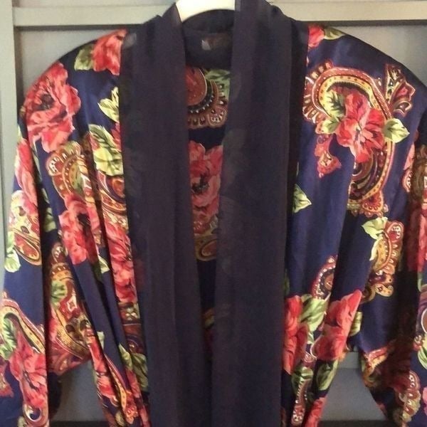 Vintage 80’s Victoria’s Secret long satin paisley robe. Size L AnA1kLXBI