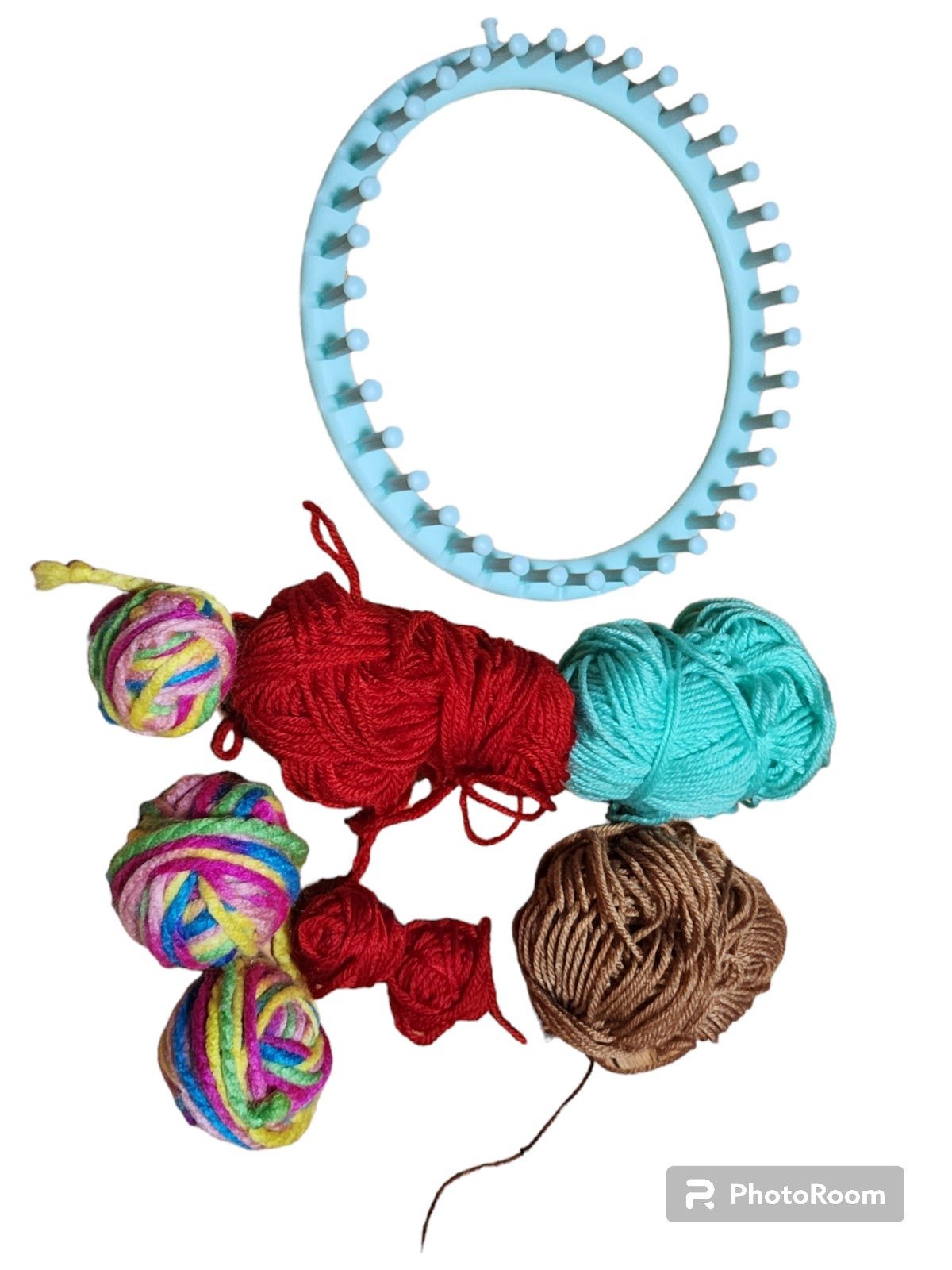 Blue Round Knitting Loom and Multicolor Yarns 5Ts1i36lK