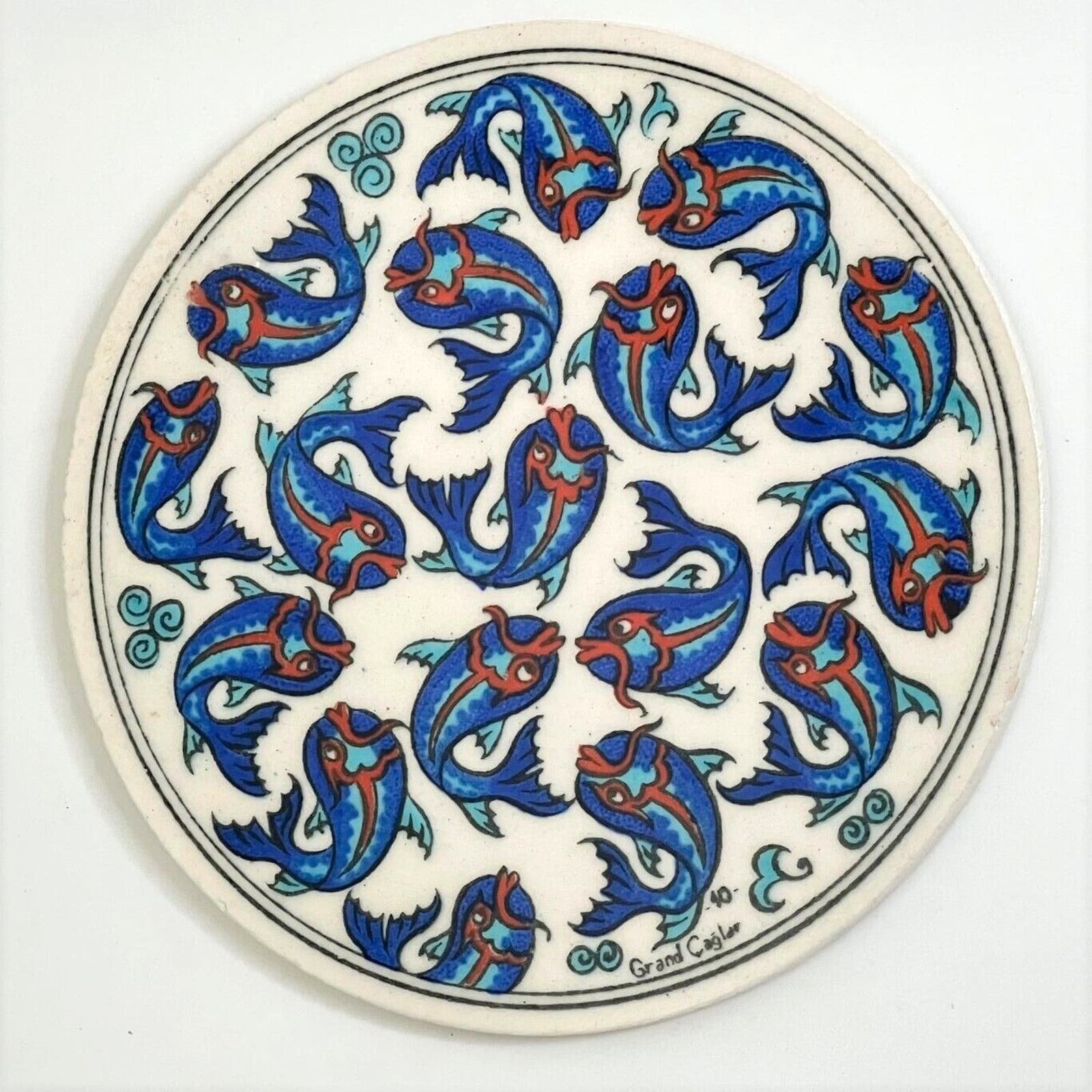 Turkey Grand Caglar Glazed Pottery Round Trivet Tile Fish Motif Signed 3ObsgwtXr