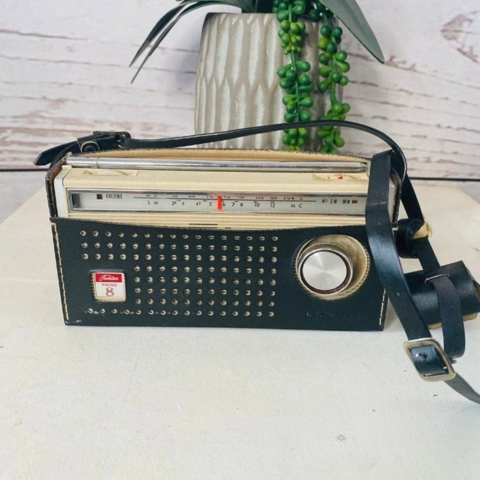 Toshiba Young 8 Vintage Transistor Radio (for PARTS) 8V
