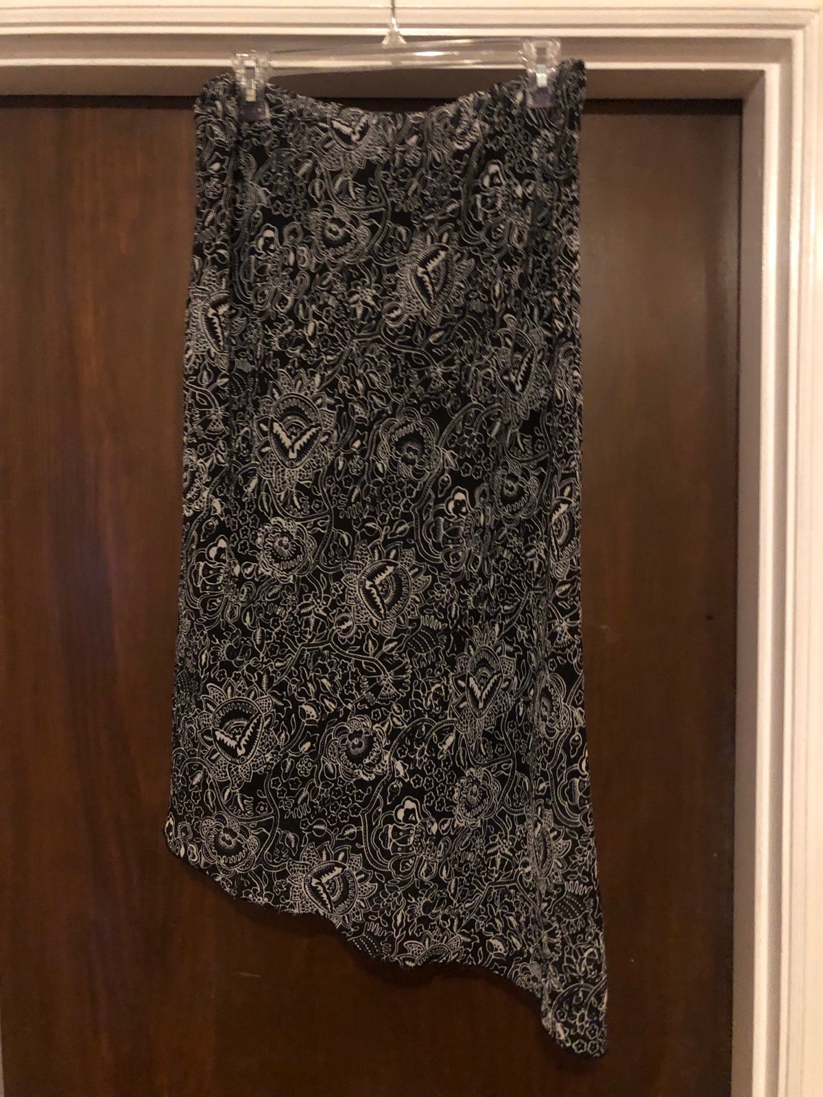 Black/White Skirt-size 14-35” at longest part of skirt-25” at the shortest part FMT4vzoIM