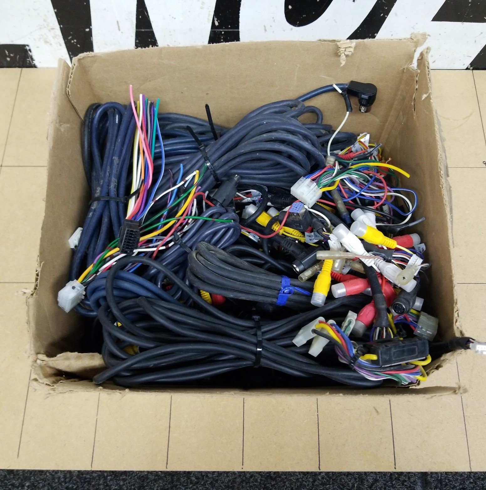 Box of random alpine wires. FALb99jUW